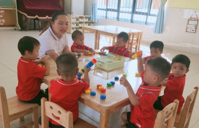 竹源幼兒園內(nèi)，孩子們?cè)诶蠋焸兊膸ьI(lǐng)下拼積(2006820)-20211009095322.jpg