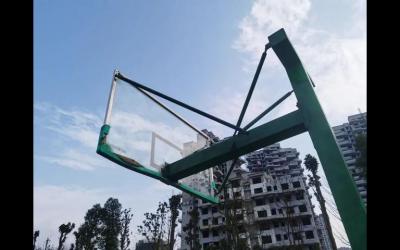 公園籃球場(chǎng)的籃球架出現(xiàn)了破損，存在一定的安全隱患，同時(shí)給運(yùn)動(dòng)愛好者帶來不便，希望能及時(shí)更換，并且呼吁廣大市民愛護(hù)濕地公園的公共設(shè)施。